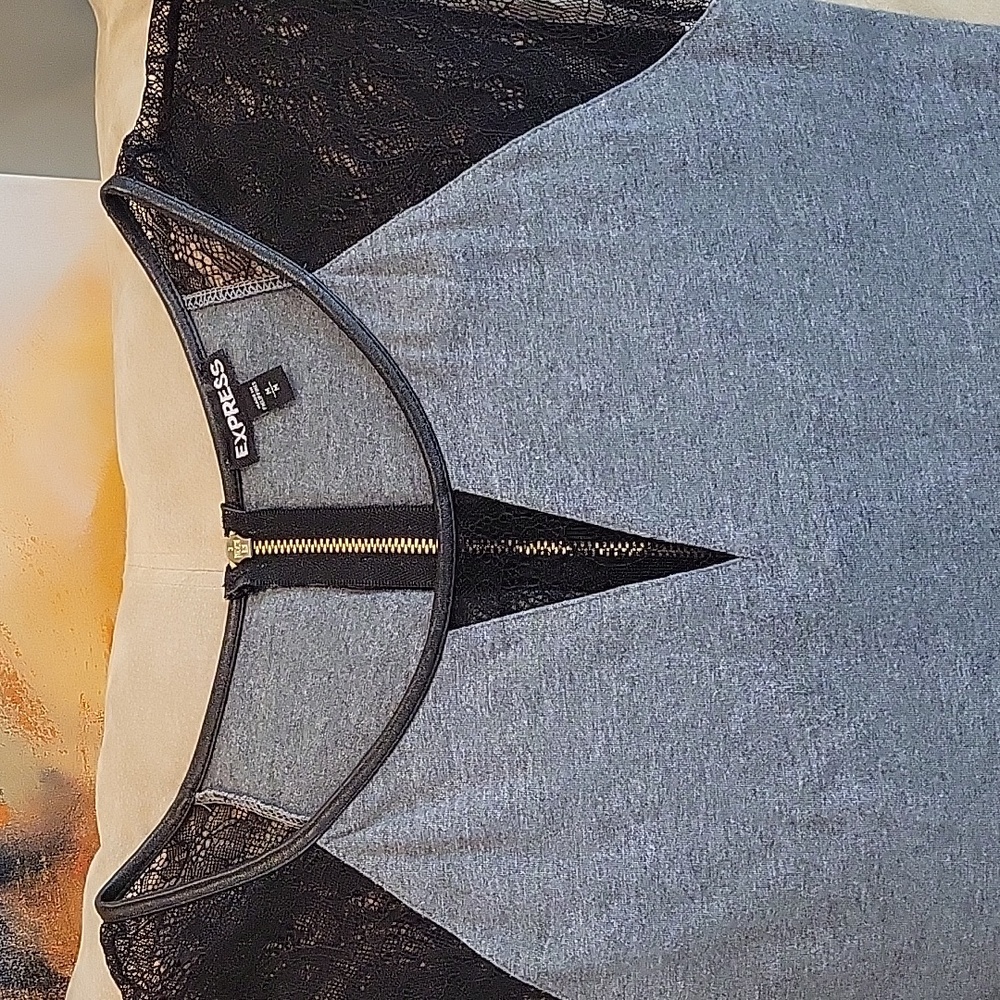 Express Size Medium Top - Picture 3 of 4
